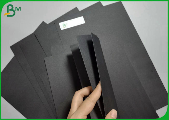 Pulp kayu 120gsm hingga 500gsm karton hitam solid dua sisi untuk penjilidan buku