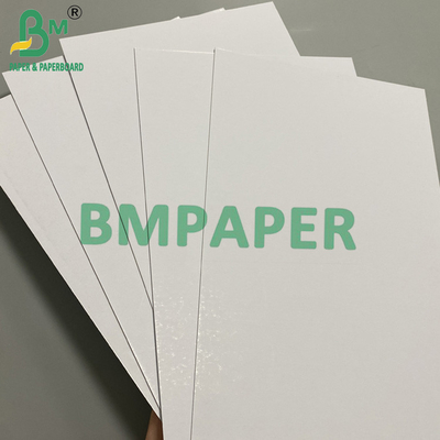 Papan berlapis tanah liat putih cerah dengan inti abu-abu 28 x 39 &quot;Ukuran Custom Solid Paperboard